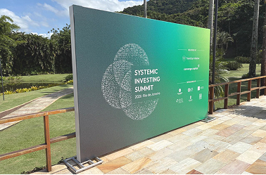 Backdrop e painel personalizado para evento corporativo