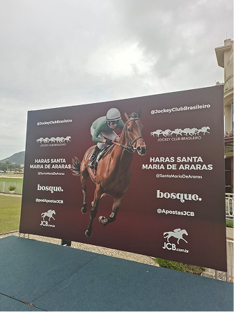 Estrutura de comunicação visual no Haras Santa Maria de Araras
