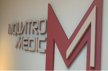 Logotipo em letras de alto relevo instalado em parede