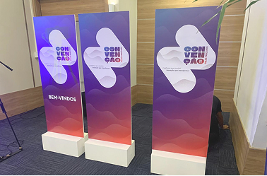 Totens e porta banners personalizados em evento