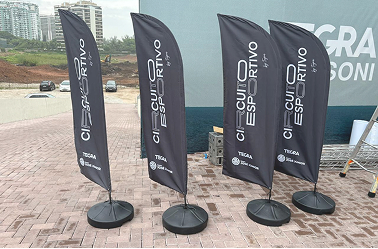 Wind banners posicionados em área externa de evento